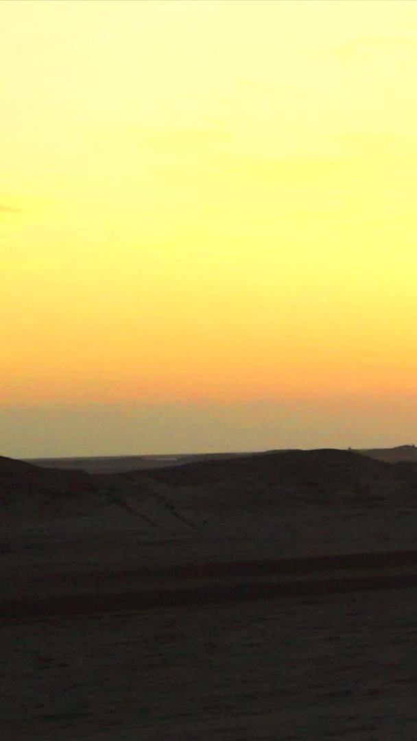 航拍大西北戈壁沙漠夕阳行驶视频的预览图