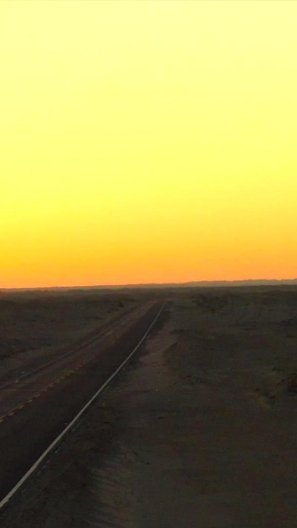 航拍大西北戈壁沙漠夕阳行驶视频的预览图