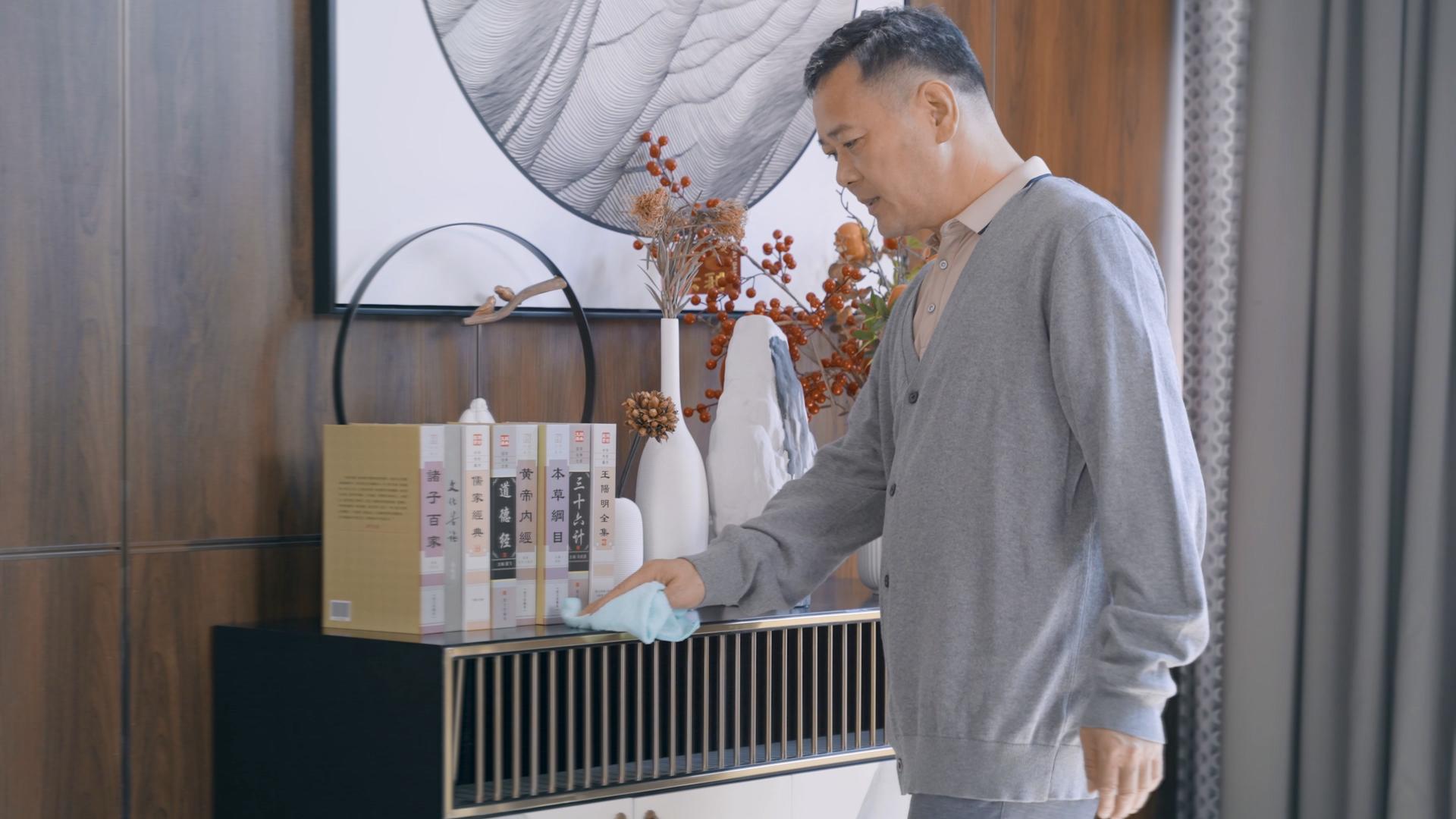 4K老年男性打扫卫生家务卫生视频的预览图