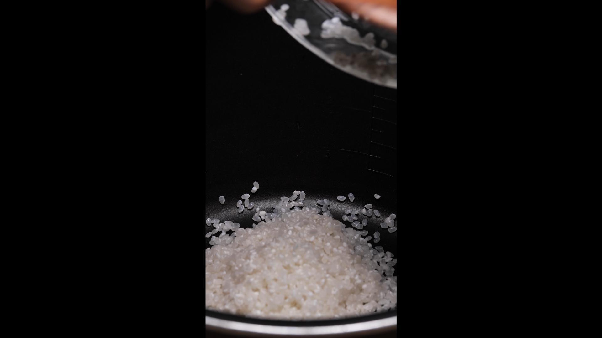 竖屏4k淘好的米倒入锅中视频的预览图