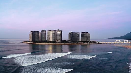 海南万宁日月湾岛4K航拍建筑高楼风光视频的预览图