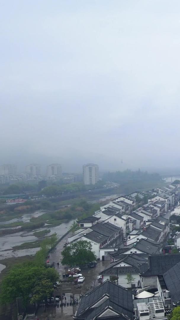 清晨宁波溪口古镇雨雾航拍环绕视频的预览图