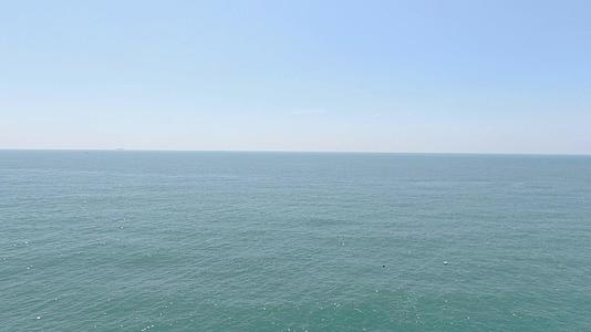 4K航拍蓝色大海海岸线视频的预览图