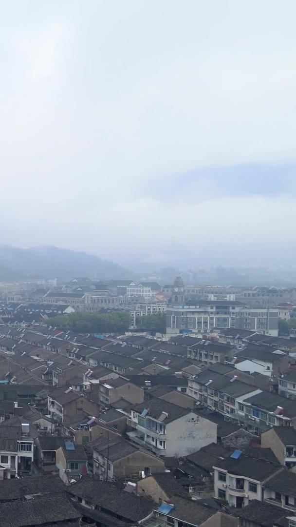 清晨宁波溪口古镇雨雾航拍环绕视频的预览图