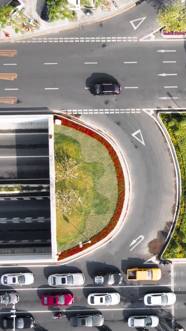俯视十字路口的交通流量视频的预览图