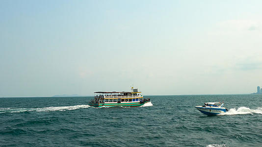 泰国芭堤雅游艇快艇交汇行驶4K视频的预览图