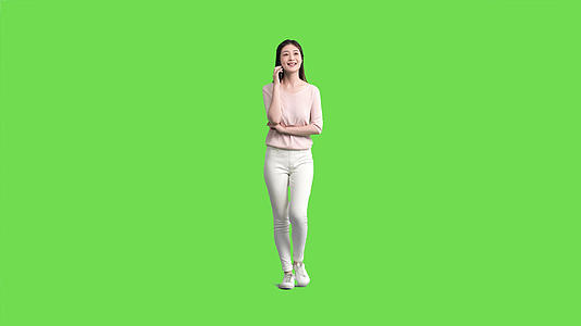 4K边打手机边走路的女生绿幕抠像视频视频的预览图