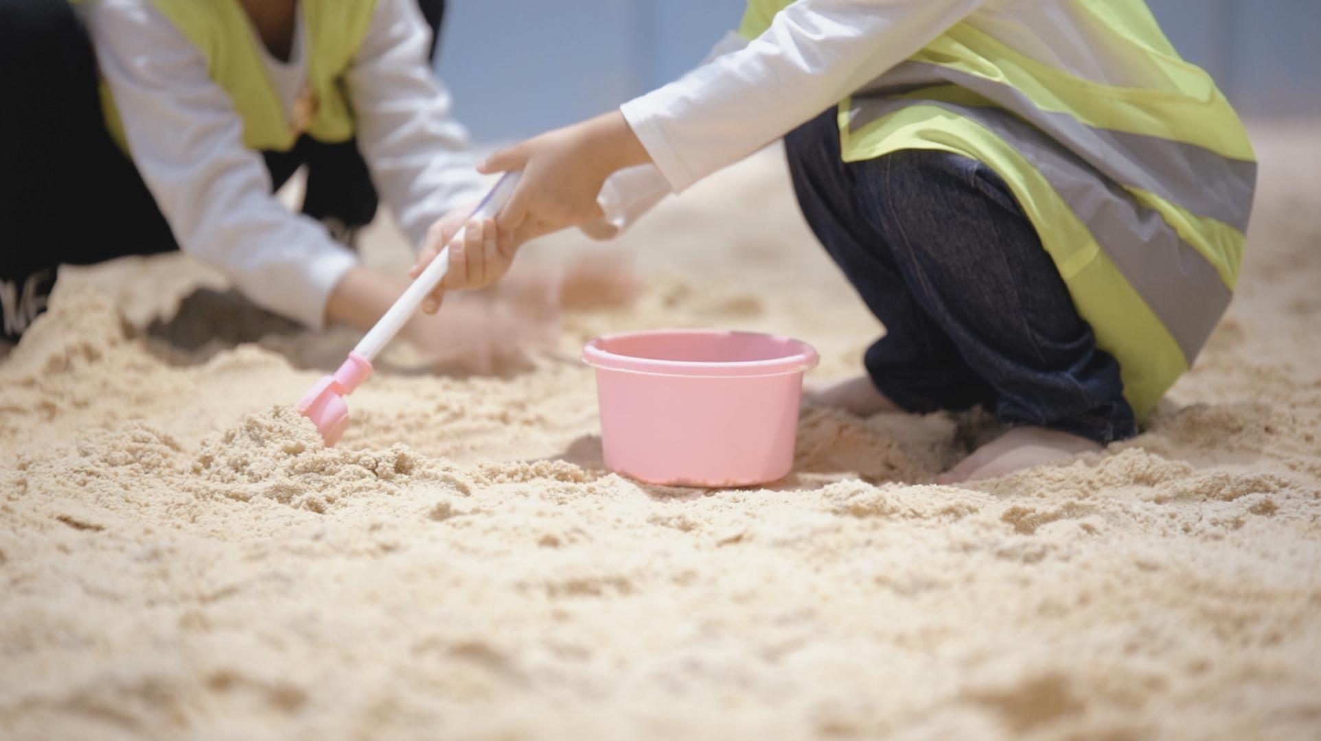 4k升格夏天孩子们玩沙挖沙视频的预览图
