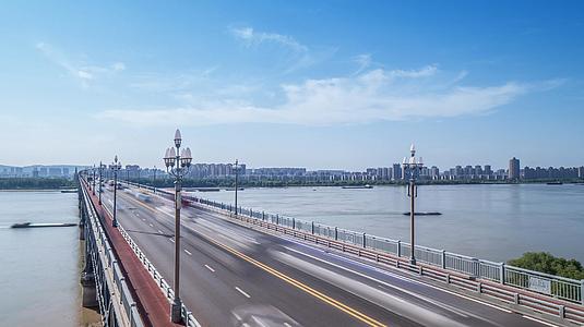4K南京长江大桥交通延时视频的预览图