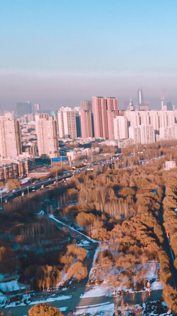 唯美航拍延时沈阳浑河城冬季雪景视频的预览图