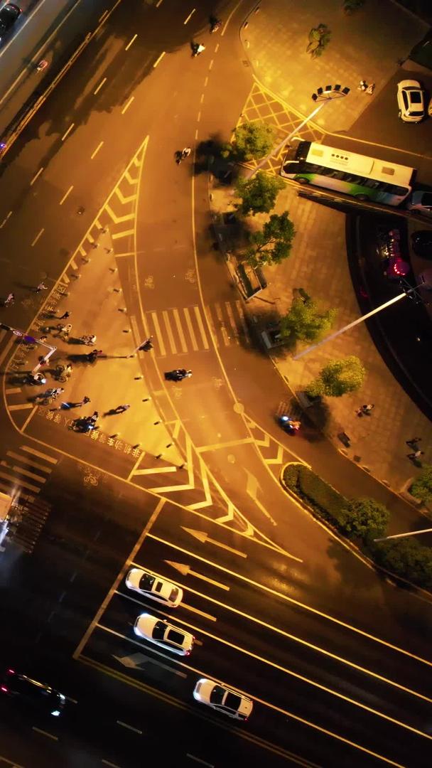 汽车和行人素材通过航拍城市夜景道路交通等候信号灯视频的预览图