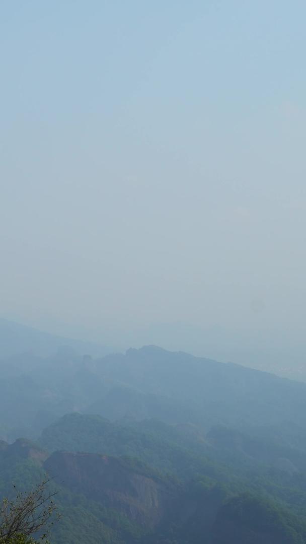 湖南5A级旅游景点航拍山顶欣赏风景拥挤的人群素材视频的预览图