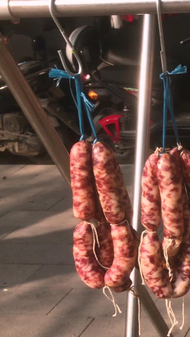 街头生活晒干的腊肠香肠年货美食素材视频的预览图