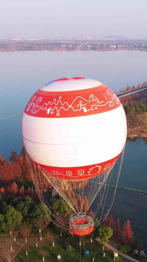 航拍城市秋天湖景绿道热气球素材视频的预览图