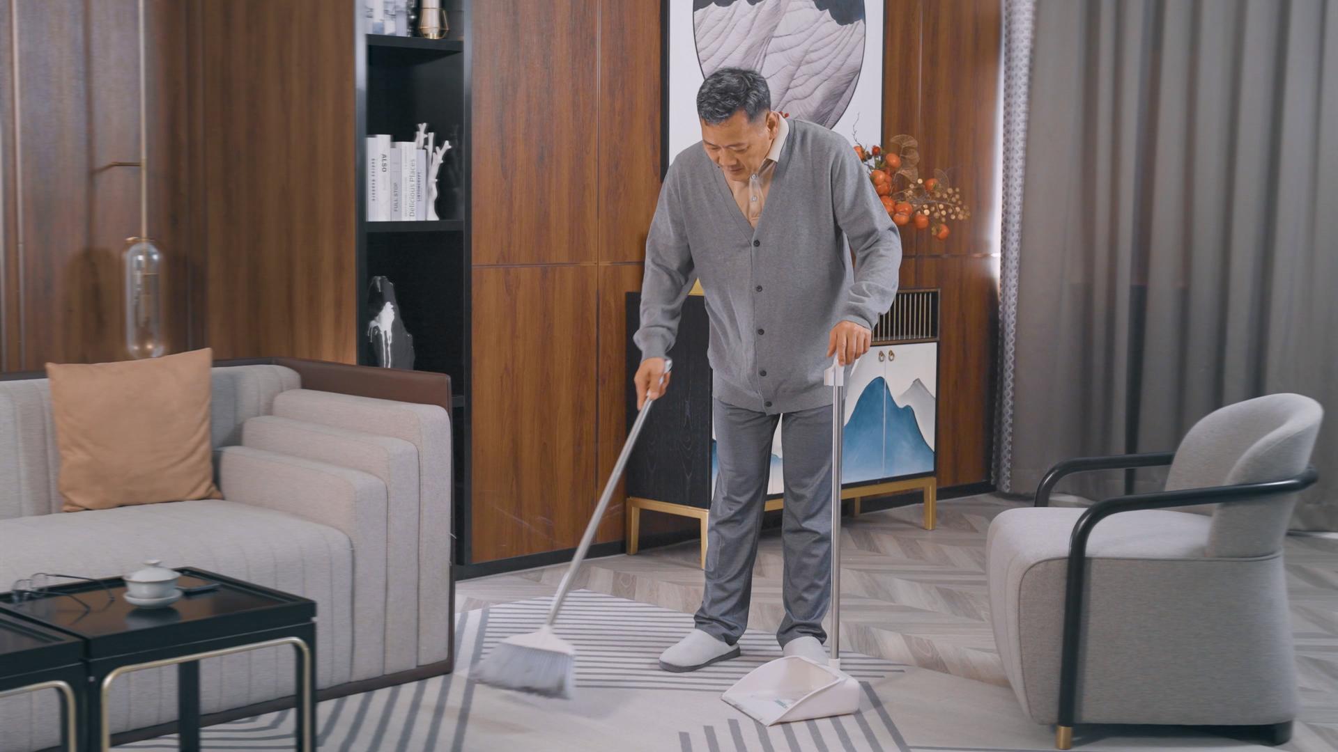 4K爷爷男性卫生扫地家务视频的预览图