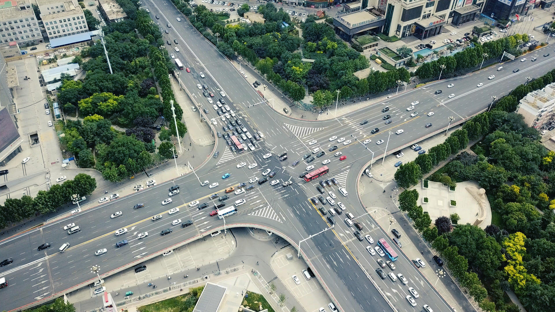 航拍城市交通十字路口视频的预览图