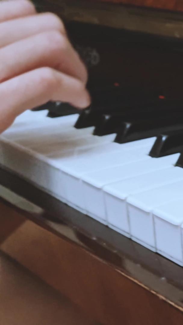 弹钢琴的特写视频的预览图