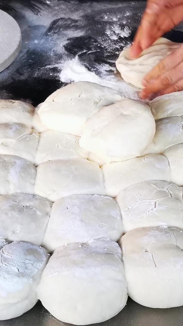 新疆手工饼视频的预览图