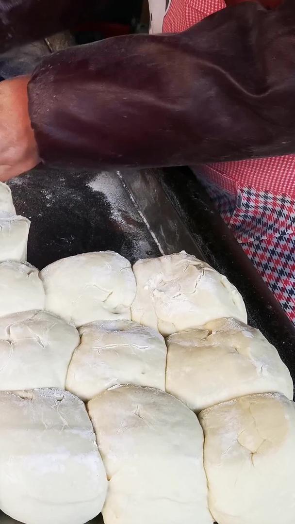 新疆手工饼视频的预览图