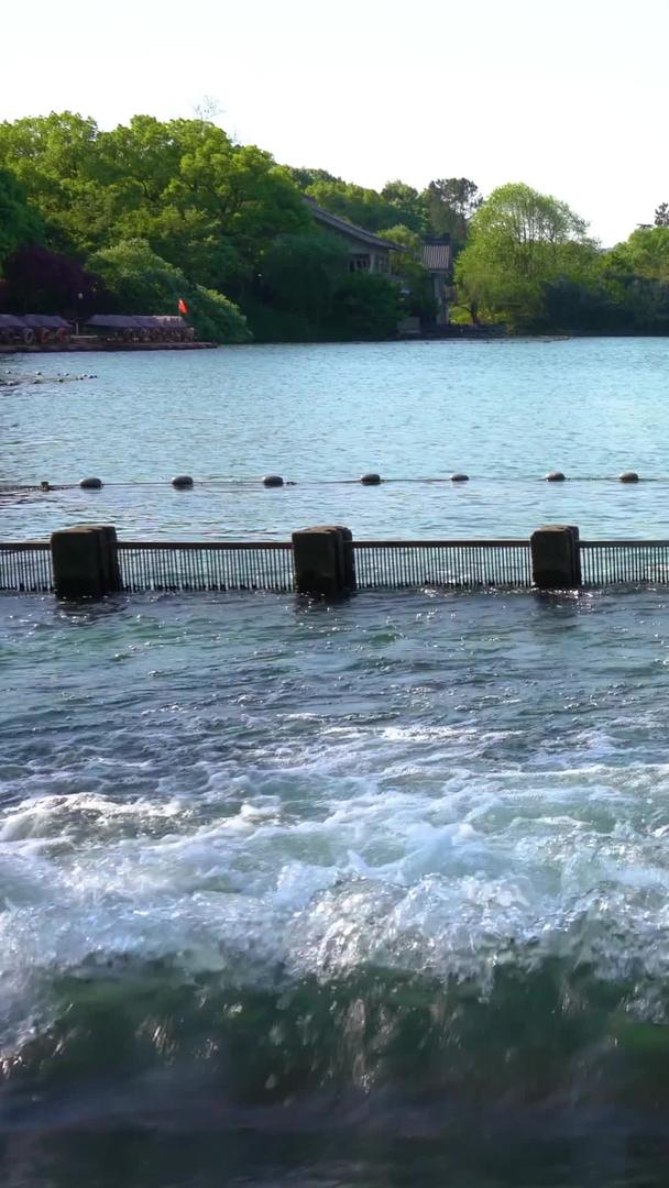 杭州西湖水流实拍湍急视频的预览图
