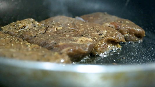 4k实拍特写煎牛排制作过程西餐餐饮美食宣传视频的预览图