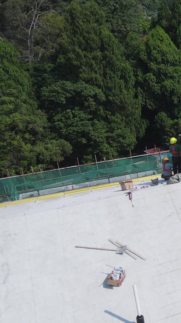 屋顶施工中的建筑工人视频的预览图