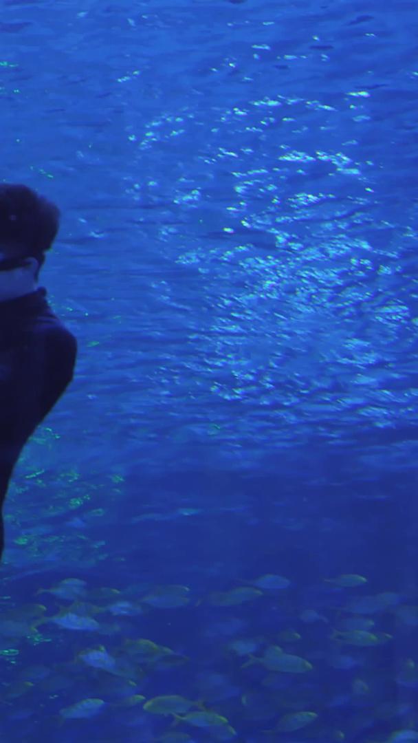 水库里的潜水员带着孩子潜水视频的预览图