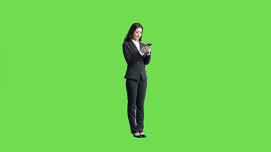 4k穿西服的女生使用手机上网沟通绿幕抠像视频视频的预览图