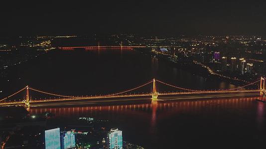 航拍武汉桥梁夜景和灯光秀视频的预览图