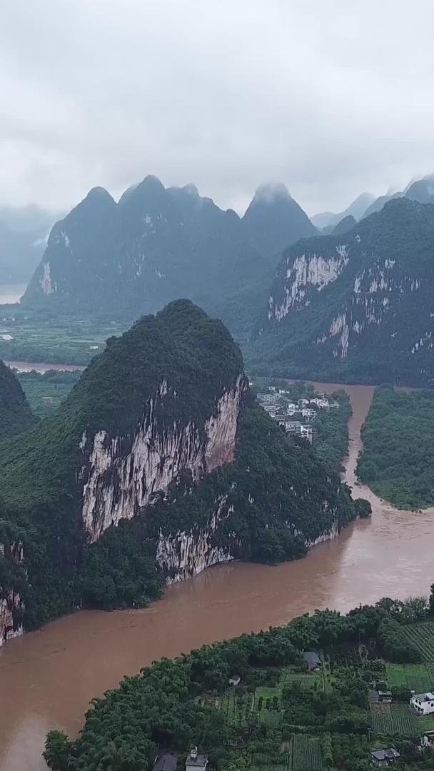 桂林冠岩山河烟雨漓江航拍视频的预览图