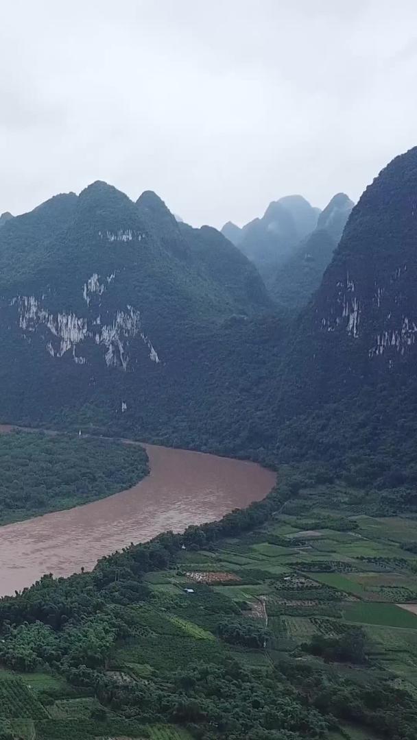 桂林冠岩山河烟雨漓江航拍视频的预览图