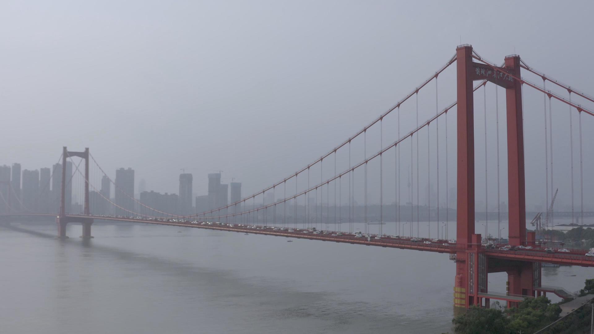 航拍武汉鹦鹉洲长江大桥视频的预览图