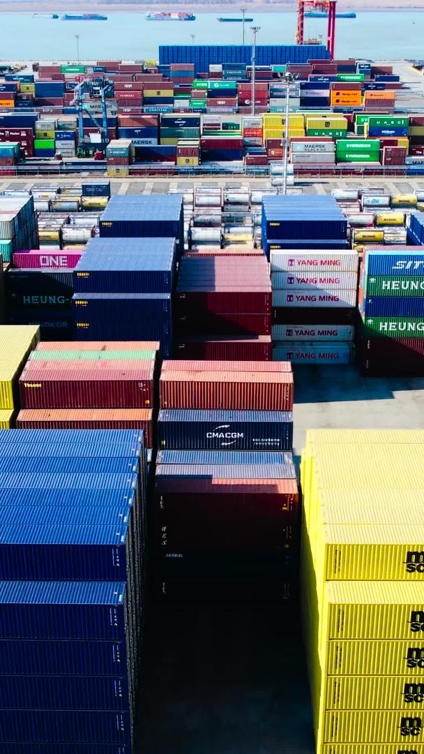 南京龙潭港口航拍集装箱集装箱视频的预览图