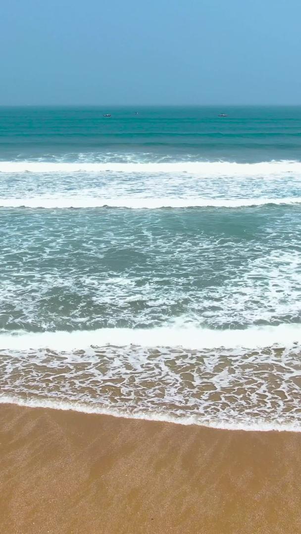 夏季航拍海岛沙滩海浪视频视频的预览图