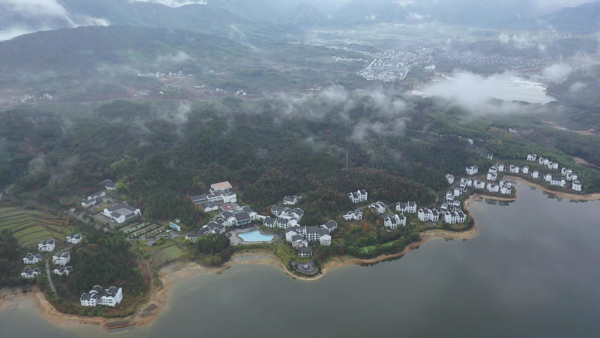 航拍清晨的宏村乡村风光视频的预览图