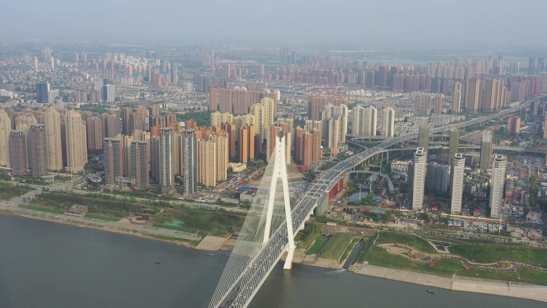 航拍武汉二七长江大桥和长江边的住宅视频的预览图