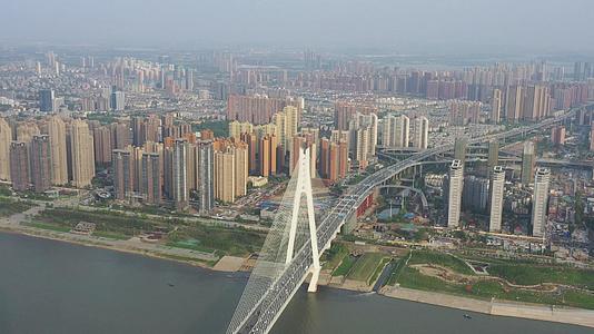 航拍武汉二七长江大桥和长江边的住宅视频的预览图