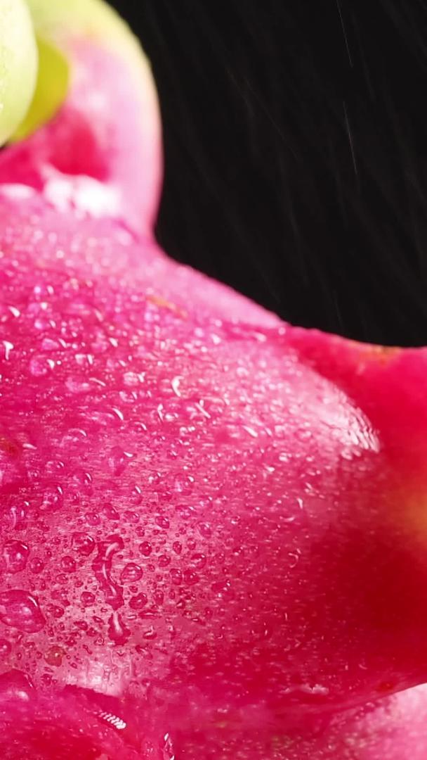 水滴从火龙果表皮滴落视频的预览图