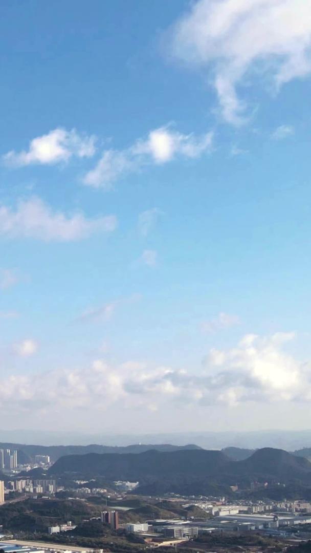 航拍贵阳城市蓝天白云移动延迟视频的预览图