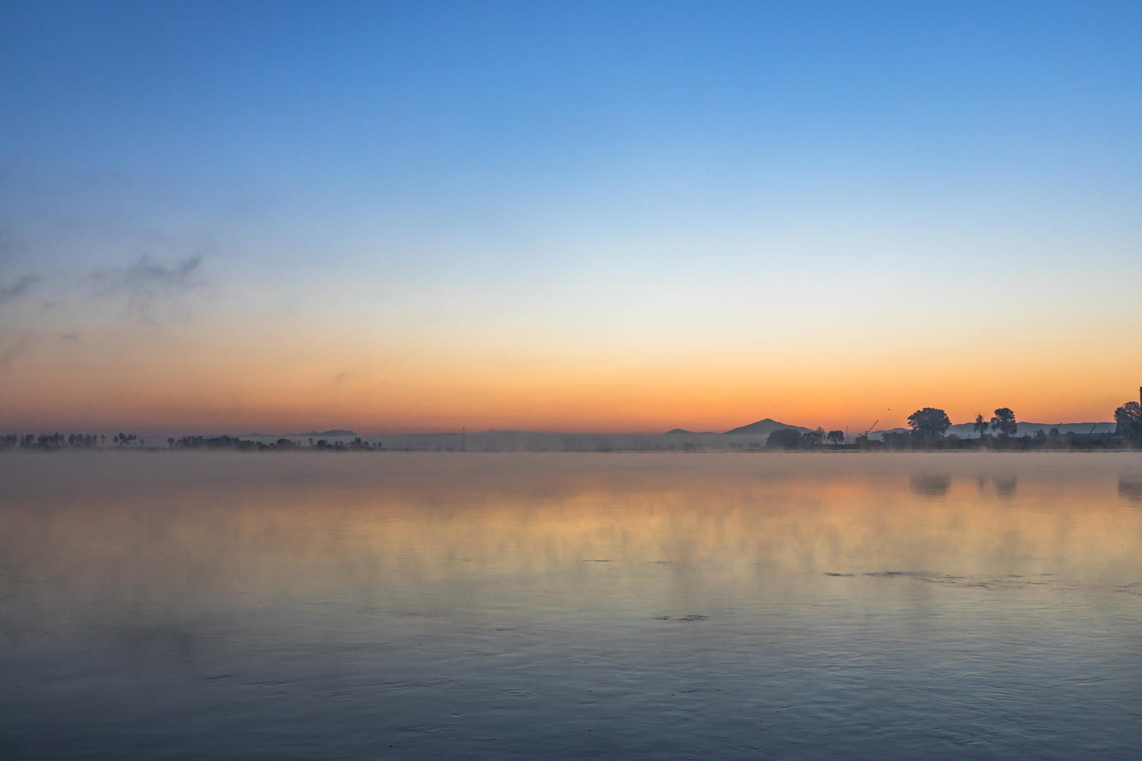 清晨鸭绿江上泛起的晨雾延时视频视频的预览图
