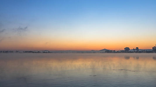 清晨鸭绿江上泛起的晨雾延时视频视频的预览图