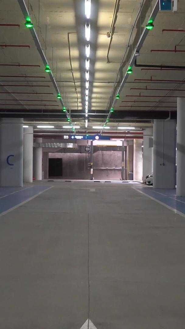 地下停车场实拍空旷视频的预览图