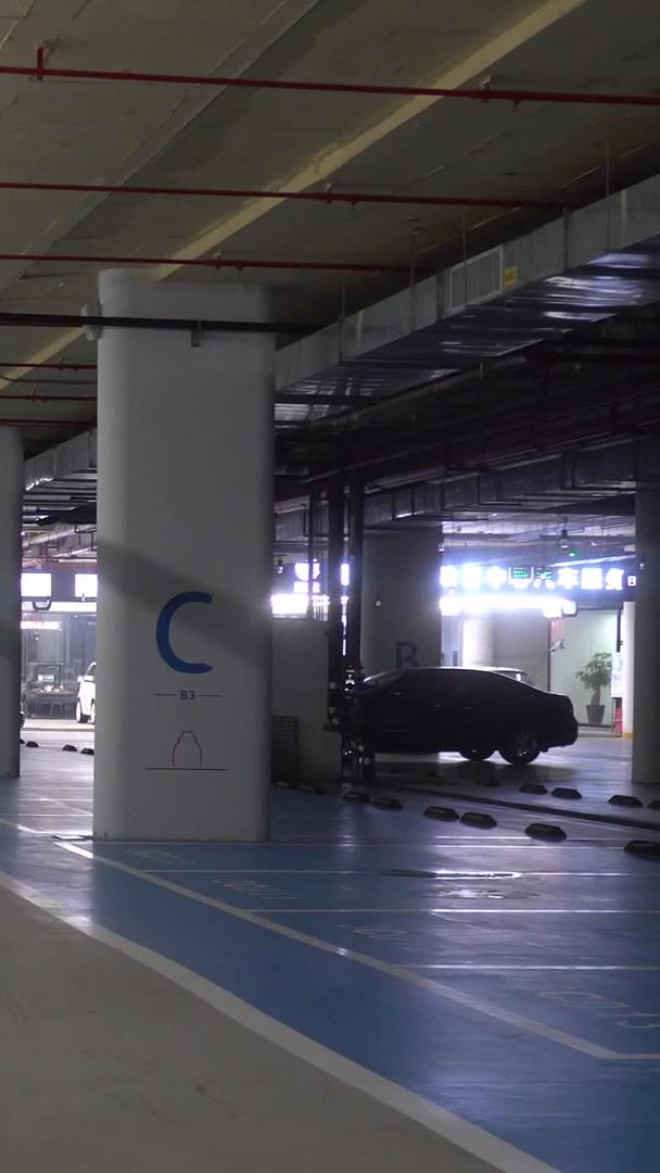地下停车场实拍空旷视频的预览图