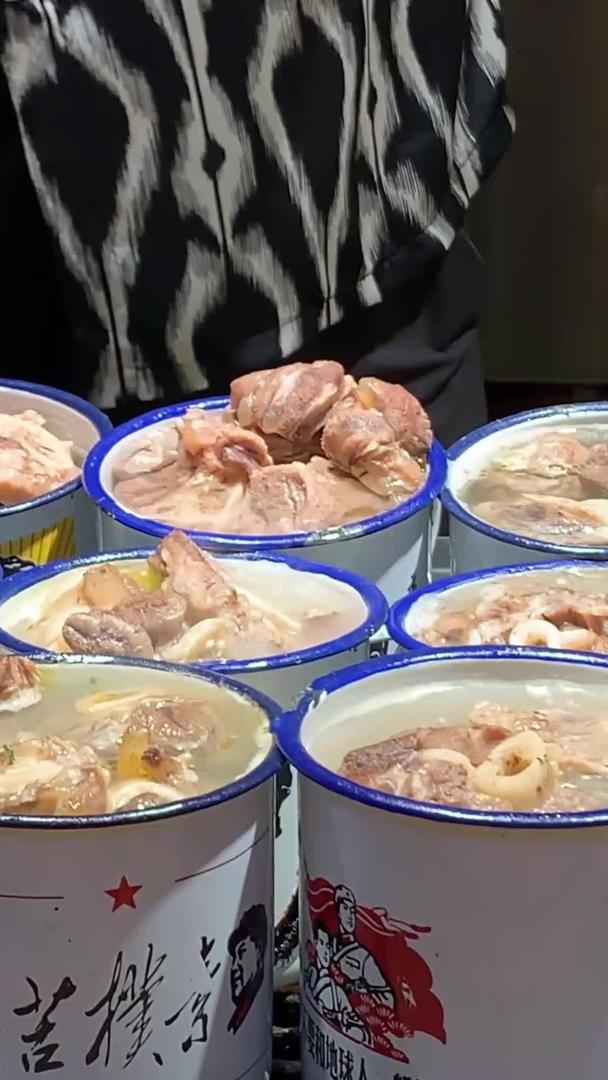 甘肃敦煌特色美食茶缸羊肉视频视频的预览图