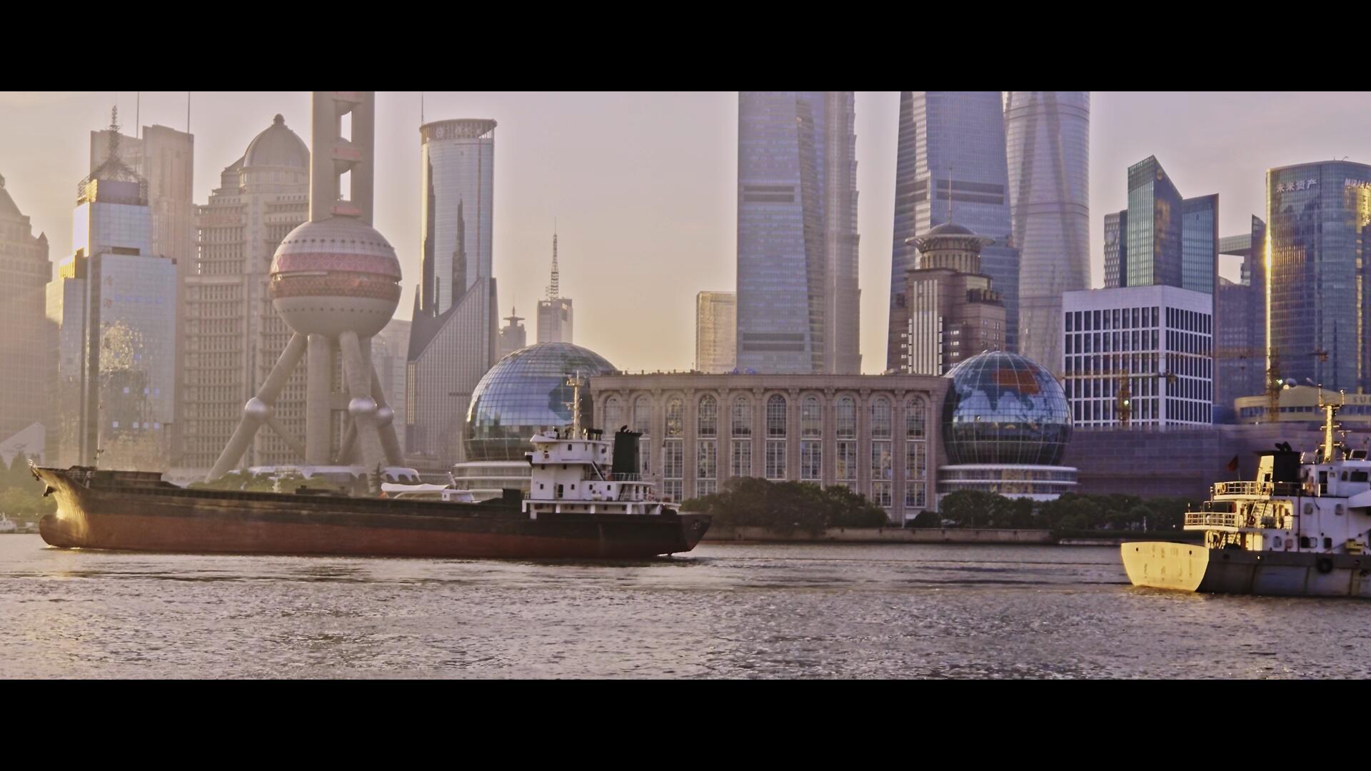晨光下的东方明珠电影比例实拍视频视频的预览图