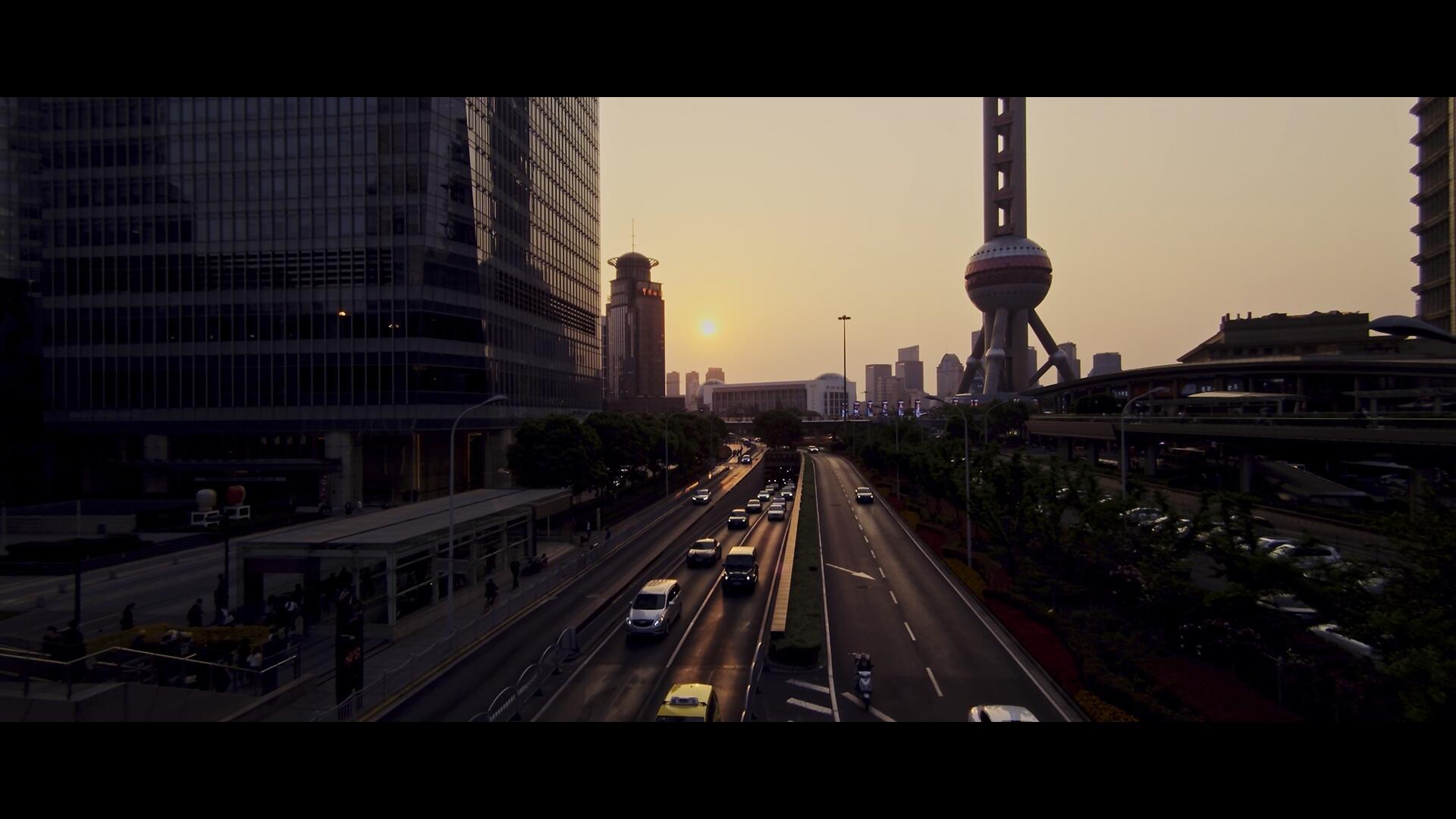 日落下东方明珠延安东路过江隧道电影比例视频视频的预览图