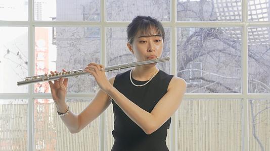 4K女性乐手演奏长笛（含声音）视频的预览图
