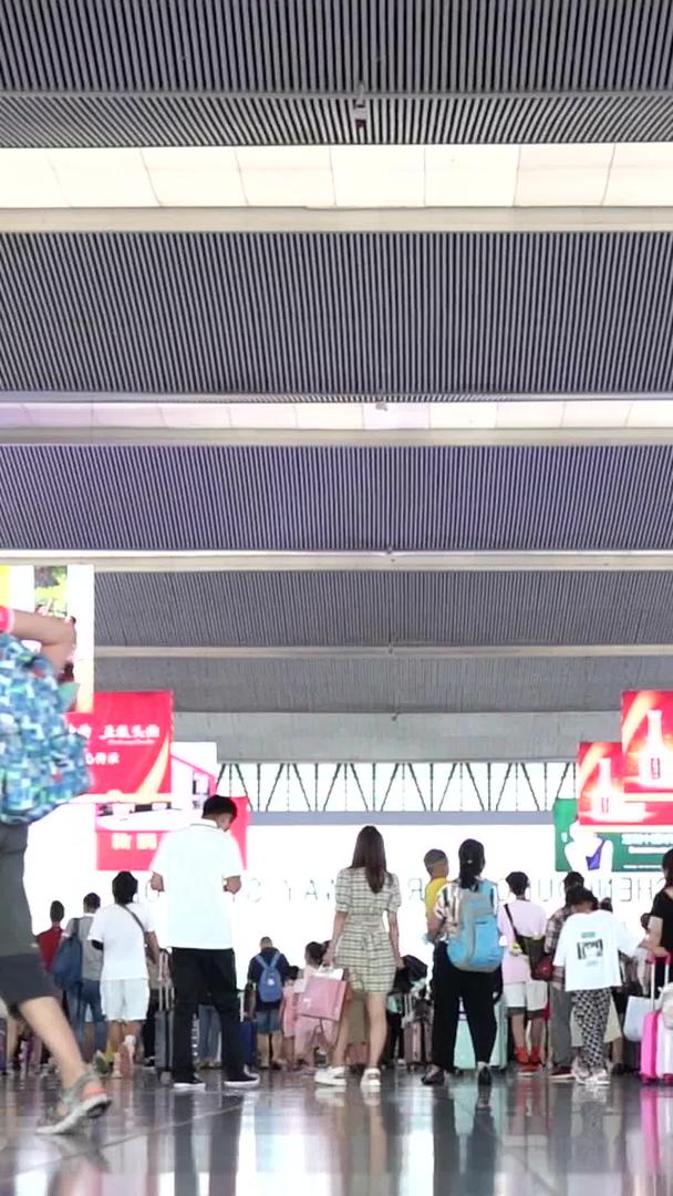 高铁站大厅等候人流升格镜头视频的预览图