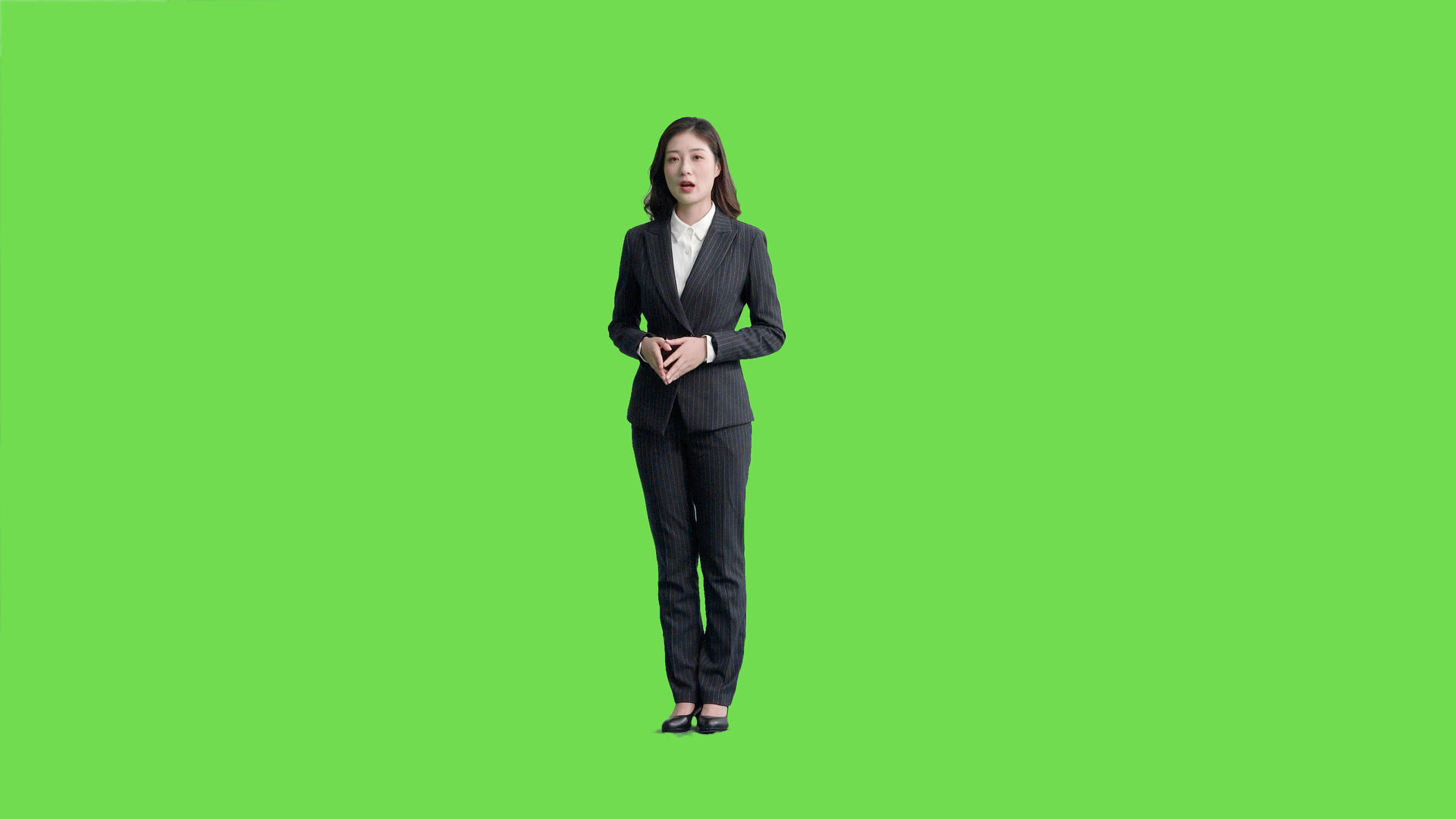 4k穿西装的商务女生说话演讲演说介绍绿幕抠像视频视频的预览图