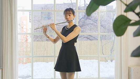4K年轻女性长笛独奏（含声音）视频的预览图